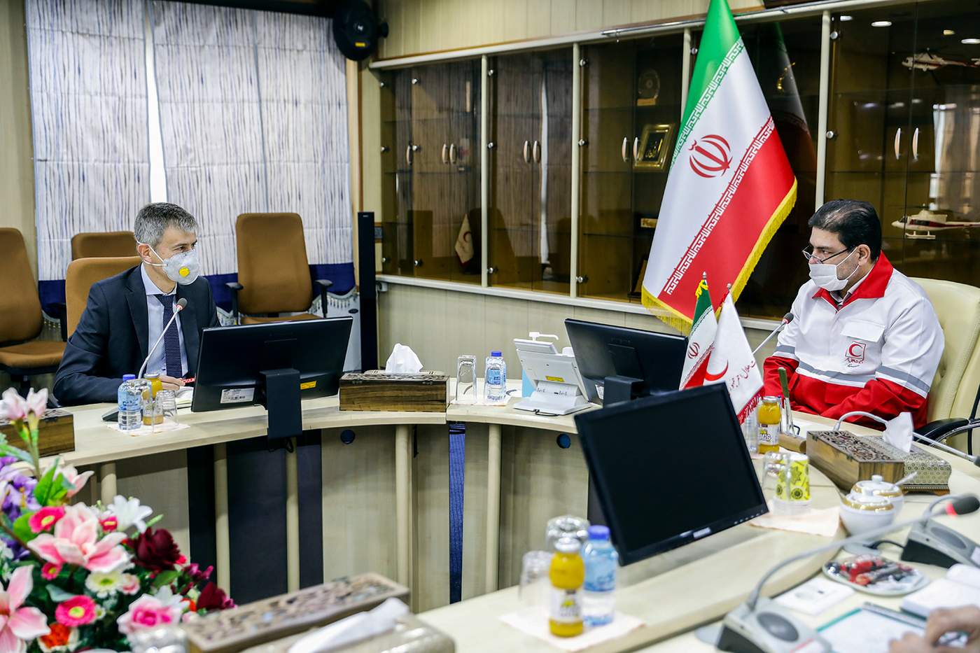 دیدار سفیر سوئیس در ایران با رئیس جمعیت هلال‌احمر/ گزارش تصویری